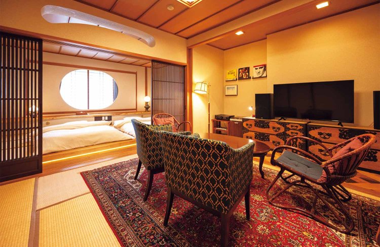 アンティーク家具が温かみを醸す特別室「浪漫（ろまん）」。レコードプレーヤーで音楽を聴くこともできる。