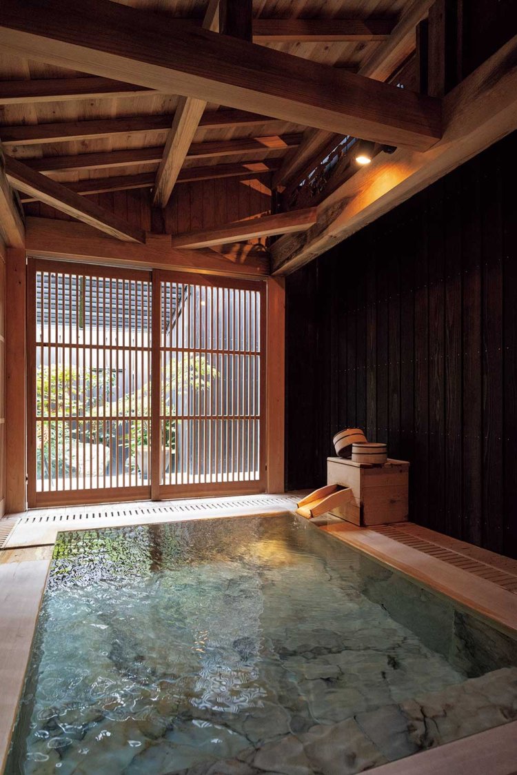 源泉かけ流しを堪能したかったら、貸切風呂「阿吽（あうん）の湯」を予約しよう。木のぬくもりが上質な時間を約束してくれる。