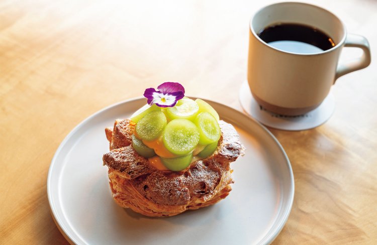 彩り鮮やかなマスカットのオープンシュー。季節のフルーツを月替わりで。