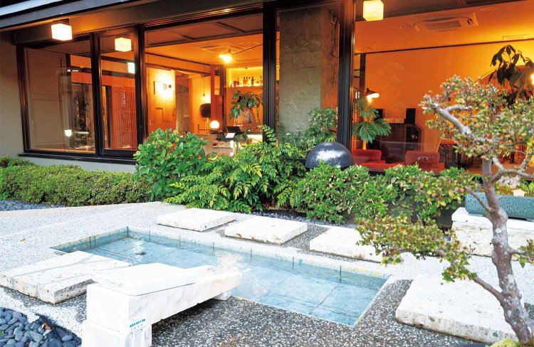 立ち寄り客も自由に入れるカフェ前の足湯。