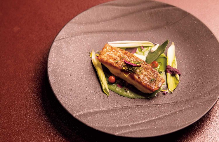 「健美コース」の宿泊プランでは、料理長自慢のフレンチ風の盛りつけで料理が供される。