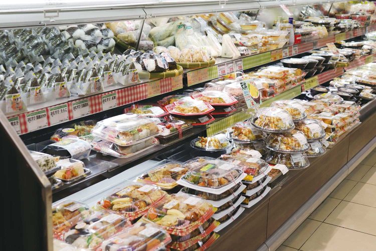 「野菜を炊いたん」的なおばんざいからガッツリ系弁当まで、京の日常が見える総菜売り場。