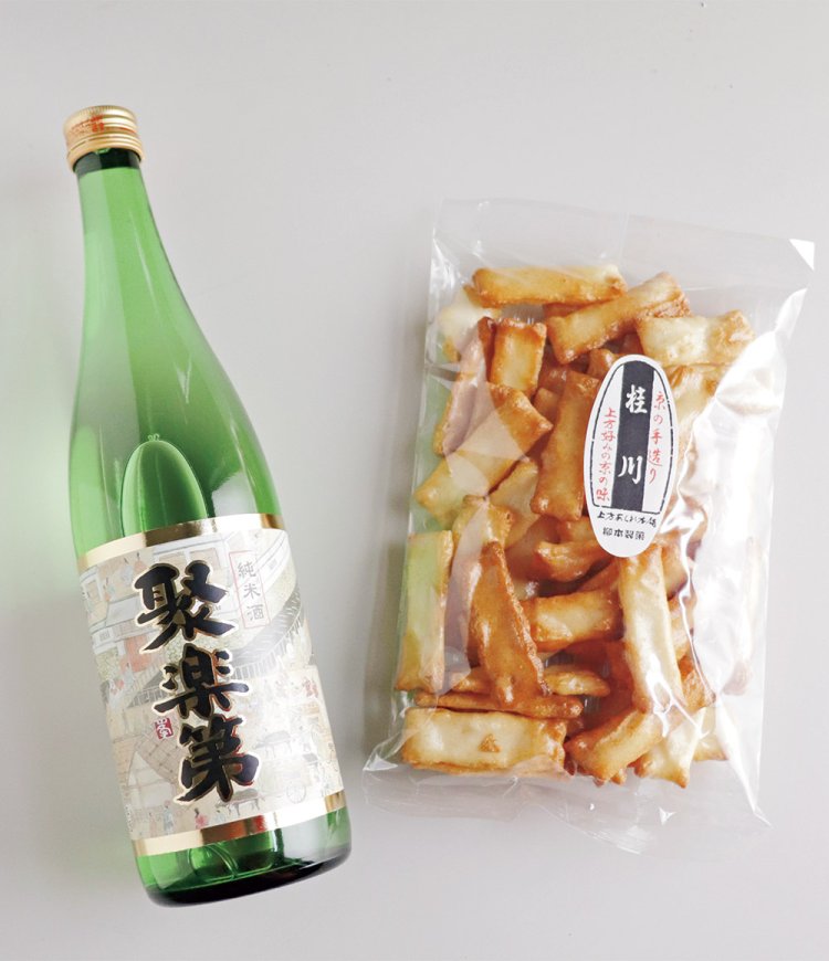 俳優の佐々木蔵之介さんの実家として知られる佐々木酒造の「聚楽第（じゅらくだい）」720㎖（左）、酒にもよく合う柳本製菓の「あられ桂川」。