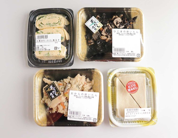 総菜コーナーには「ひじきの炊いたん」 「九条ねぎたっぷりだし巻き玉子」 「あご出汁じゅわっと高野豆腐」 「おからの炊いたん」など、京都のおばんざいが並ぶ。