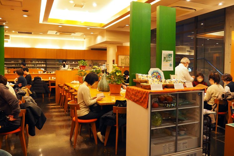 広々として温かみのある落ち着く店内。