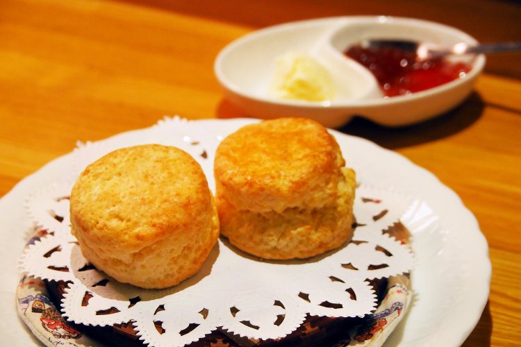 スコーン500円。クロテッドクリームとジャムがついてくる。