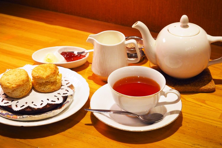 セイロンウバ700円、スコーン500円。