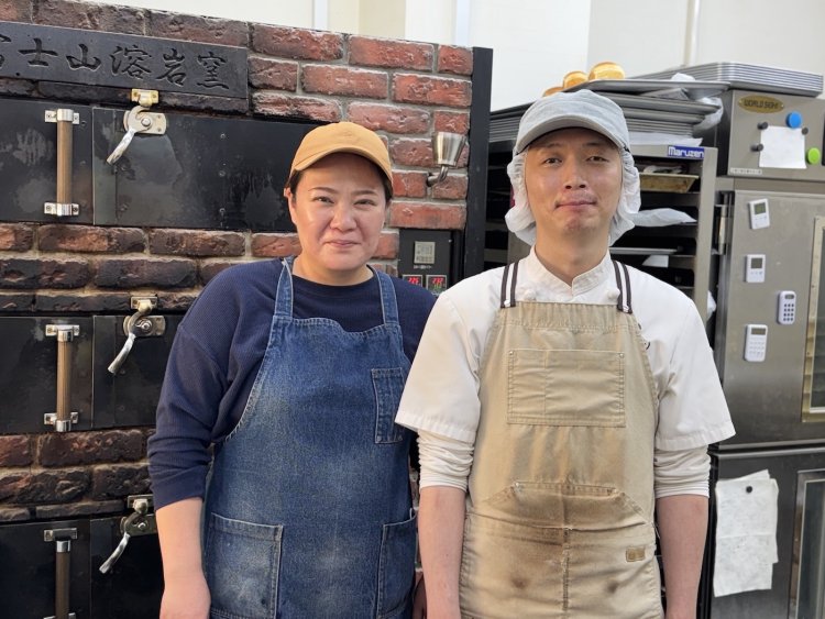 大脇秀哉さんと佳奈さん。夫婦2人でやっている。