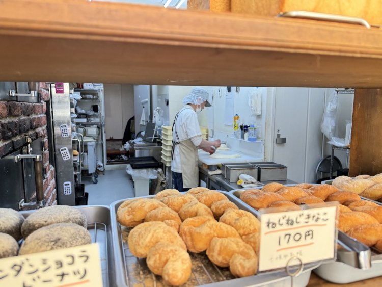 営業中も作業を続ける秀哉さん。