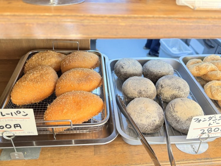 欧風カレーパンにフォンダンショコラドーナツ。昔ながらではありながら、ちょっと工夫されたパンがあるのもいい。