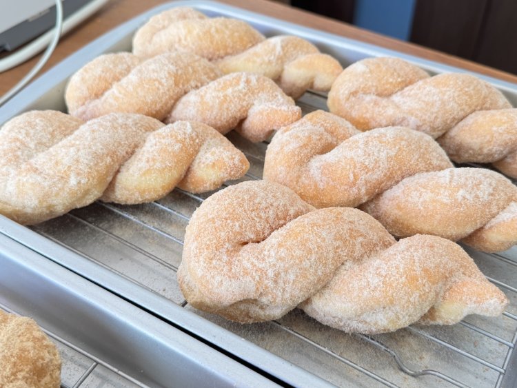 ふんわり甘いねじねじパン150円。これはシンプルに砂糖をまぶしてある。