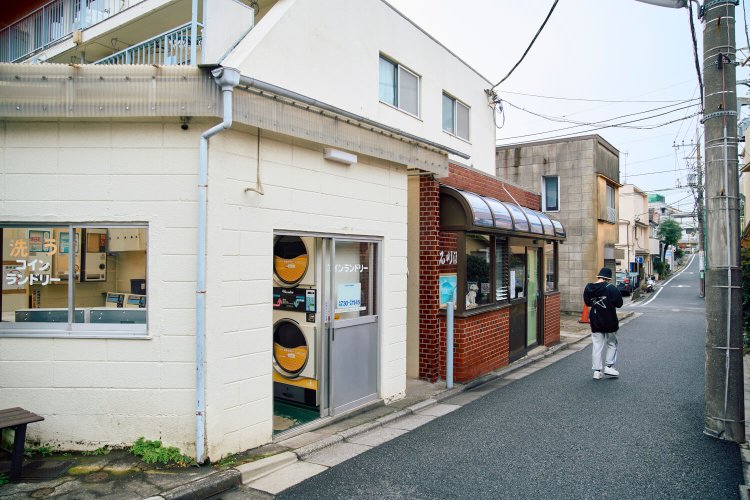 〈D〉暗渠沿いに残る銭湯。当エリアの暗渠沿いでは、私の知る限り5軒が消滅している。