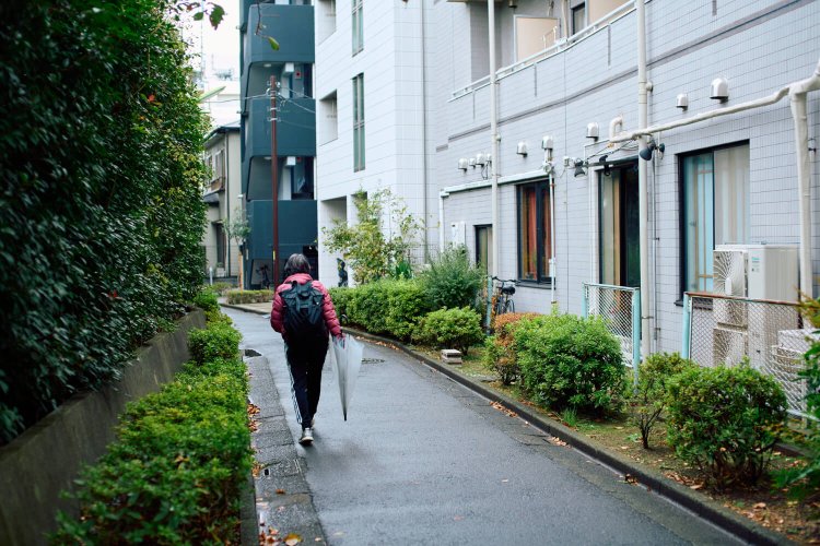 〈E〉喧騒を離れ、寂寥（せきりょう）感たっぷりの暗渠道。家々が背を向けているのはここが川だった名残り。