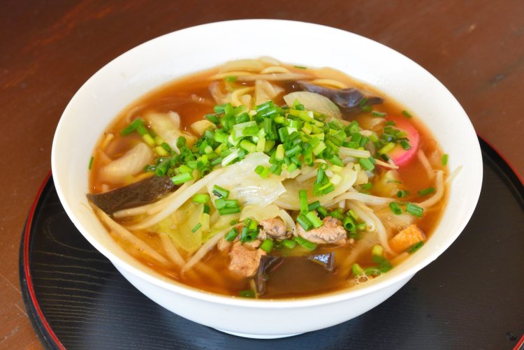 看板メニューのねぎちゃんぽん（中並）800円。甘みの強い白ネギと香りのよい小ネギ、2種類のネギをトッピング。