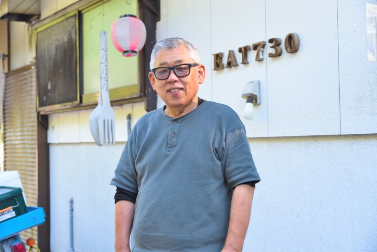 「スープの旨味をよく吸う乾麺を使っています」と、オイルパステル画家としても活動する、店主の小林欣治（きんじ）さん。夢はニューヨークで個展を開くことだそう。