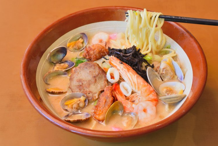 天草海鮮ちゃんぽん1200円。直径約25㎝のすり鉢を利用した器はインパクト大。麺は本場・長崎から取り寄せている。