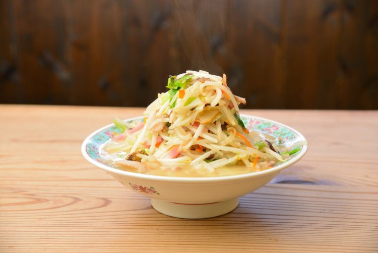 ちゃんぽん860円。麺を覆いつくすほど野菜が山高く盛られている。