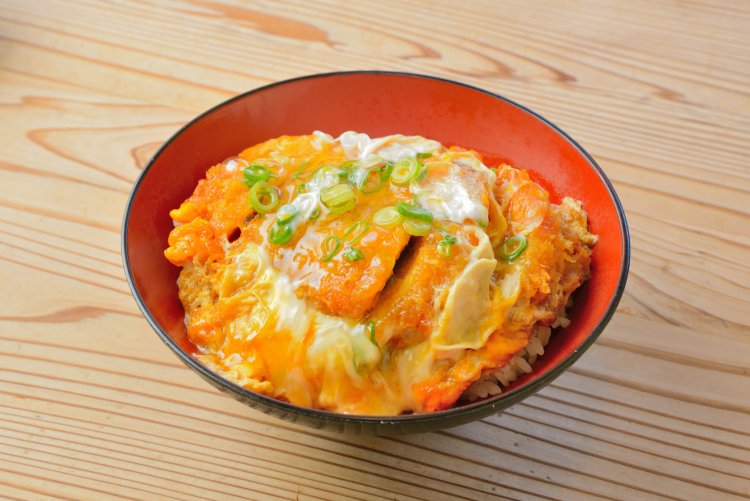 カツ丼840円（味噌汁付き）。やわらかいカツととろとろの半熟玉子が相性抜群。