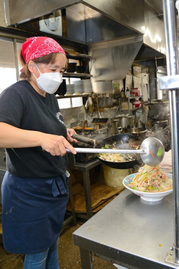 シャキシャキ感を残して素早く炒めた野菜を、山高く盛りつける。