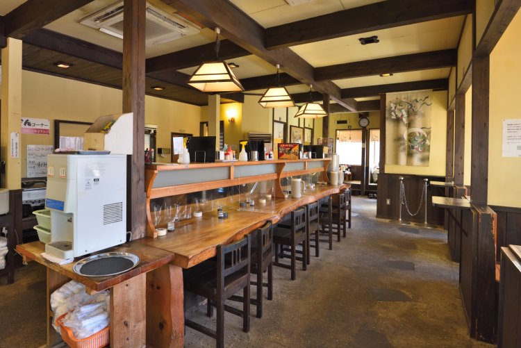 座席はテーブル席ほか、半個室タイプの座敷席もある。