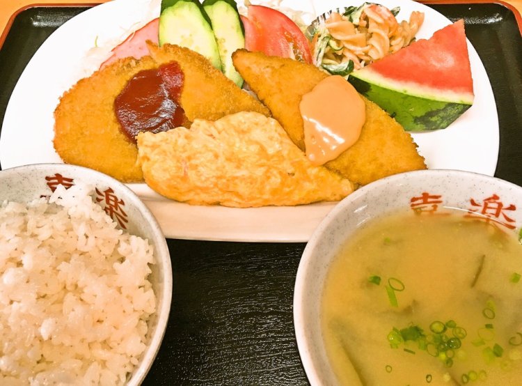 満腹になること間違いなしの人気メニュー、ミックス定食800円(2025年4月頃に価格改定の可能性あり）。