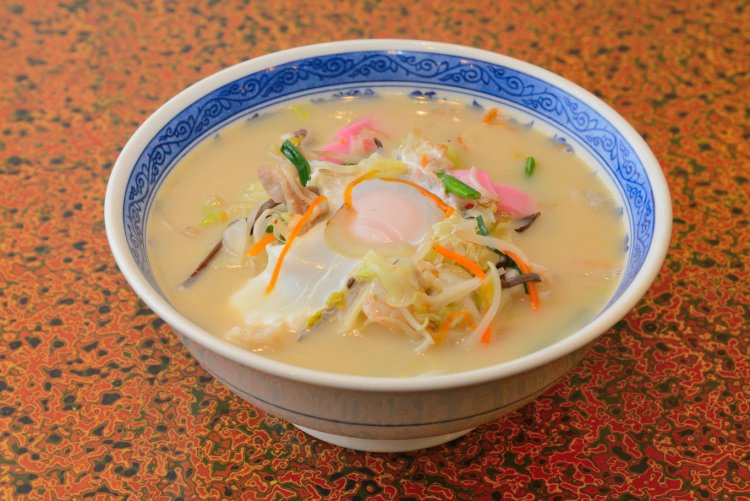 小浜ちゃんぽん卵入り900円。丁寧な仕事が伝わる一杯。少し火を通した卵を途中で崩して味の変化を楽しもう。