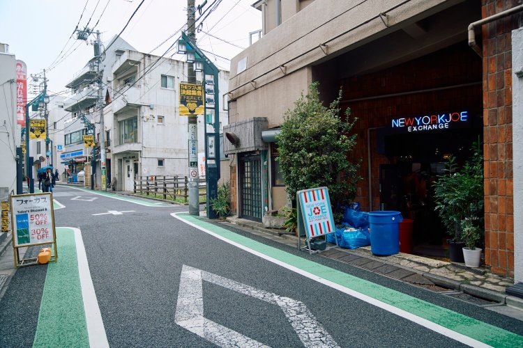 〈U〉一番街商店街の古着屋『NEW YORK JOE』は元銭湯、すなわち「入浴場」。