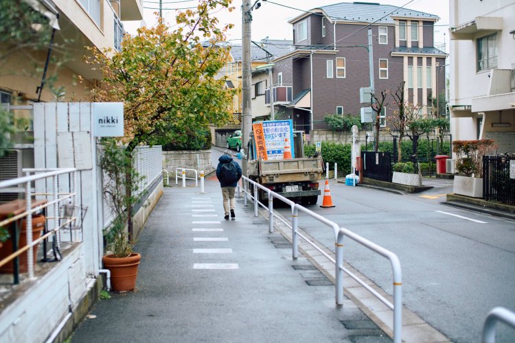 〈O〉車道に比べて広すぎない？　ここガードパイプで区切る意味ある？　歩道のそんな不自然さこそ川の痕跡。