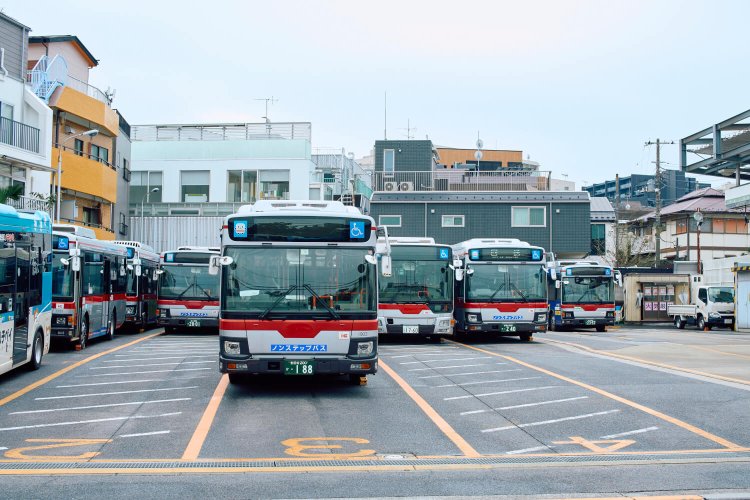 〈T〉広い敷地が要るバスターミナル。昔、隣にはアズキを洗う排水が大量に出る製餡所もあった。