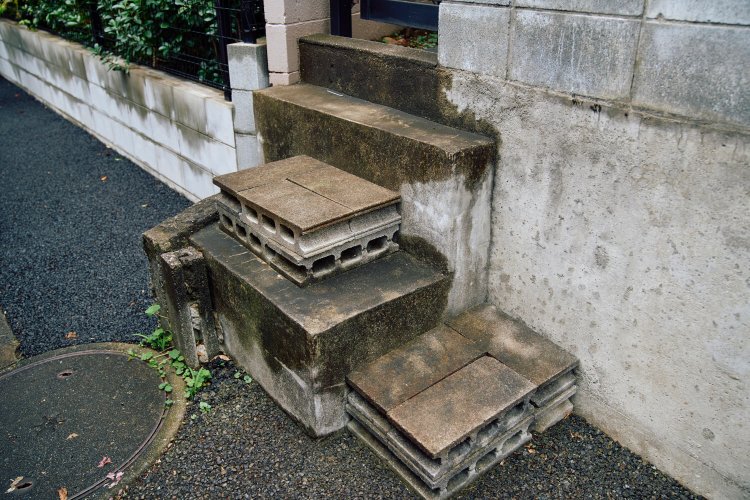 〈J〉暗渠と家とは段差ができがち。その差を埋めるための「自前階段」も各戸個性が出る。