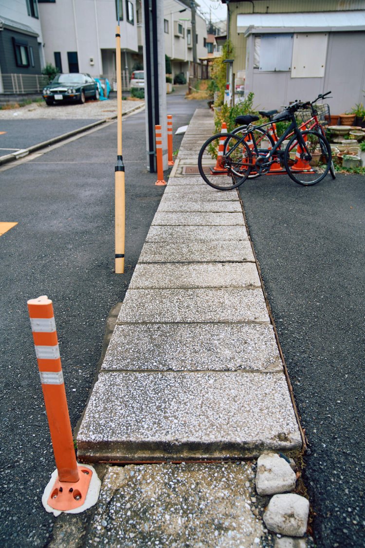 〈K〉川に蓋をしただけの「暗渠ANGLE」レベル2。近代化が加速する街では絶滅危惧種だ。