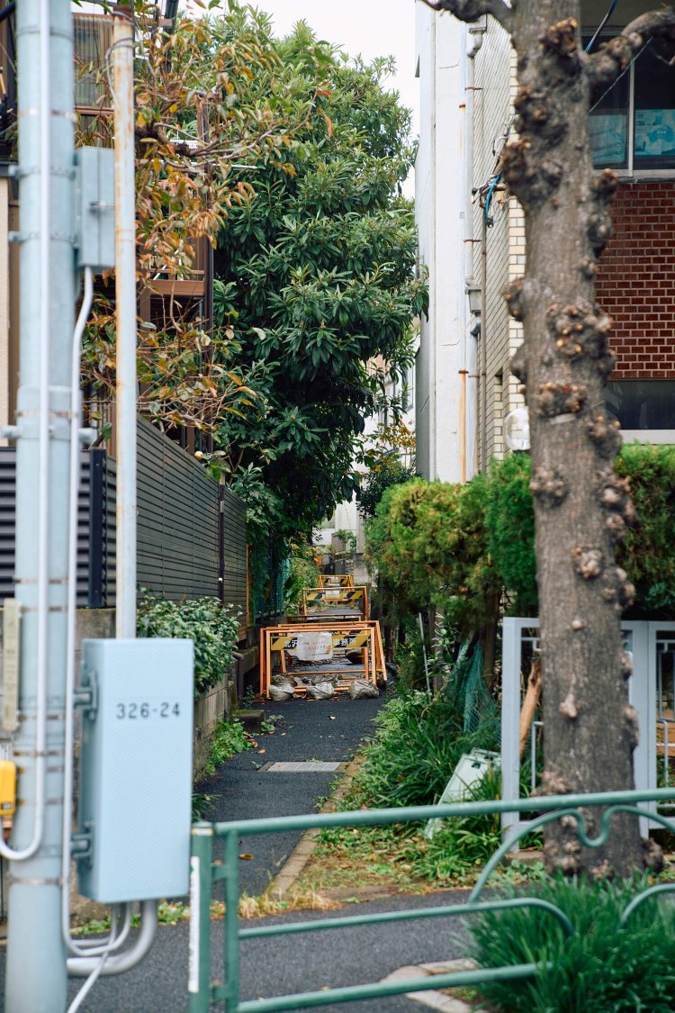 〈H〉バリケードで塞がっている暗渠。こんな場所にはみだりに入らないのも暗渠歩きの大事なマナー。