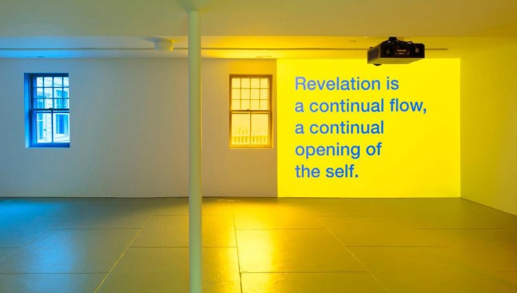  トニー・コークス《The Queen is Dead ... Fragment 2》インスタレーション風景（ローマ現代美術館［MACRO］）2021年 作家蔵　Courtesy the artist, Greene Naftali, New York, Hannah Hoffman, Los Angeles, and Electronic Arts Intermix, New York. Photo: Simon d'Exéa.［参考図版］。