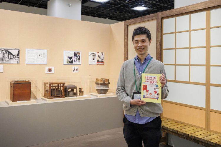 『たばこと塩の博物館』学芸員の青木 然さん。今回の特別展を企画した。