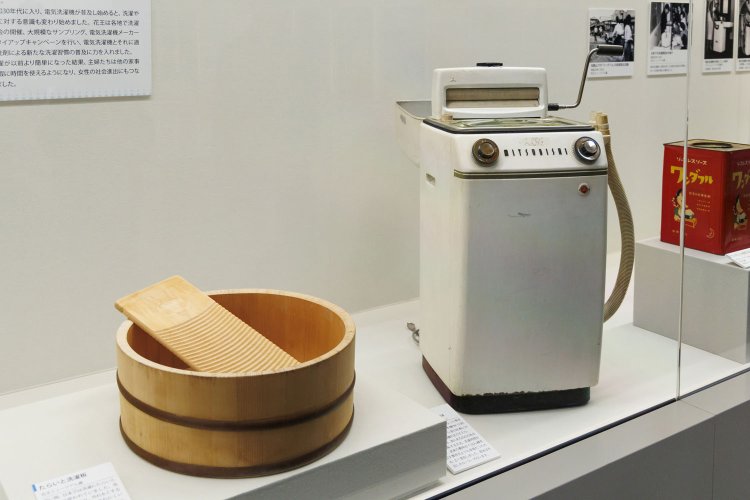 昭和32年（1957）頃に製造された三菱電機の電気洗濯機。ローラーに挟んでハンドルを回して脱水していた。