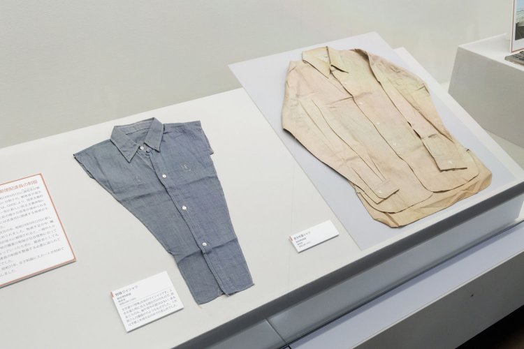 昭和24年（1949）ごろの郵便局員の制服（左）。ジャケットから見える場所だけ作られたワイシャツ。