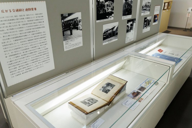 日比谷線との相互直通運転を祝う式典の写真などが展示されている。