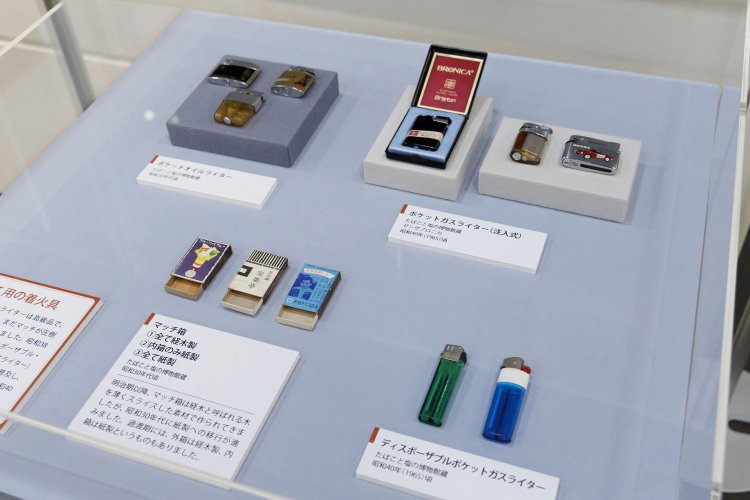 繊細な装飾が施されたガスライター。「当時は高価で宝飾品と同じような扱いでした」。