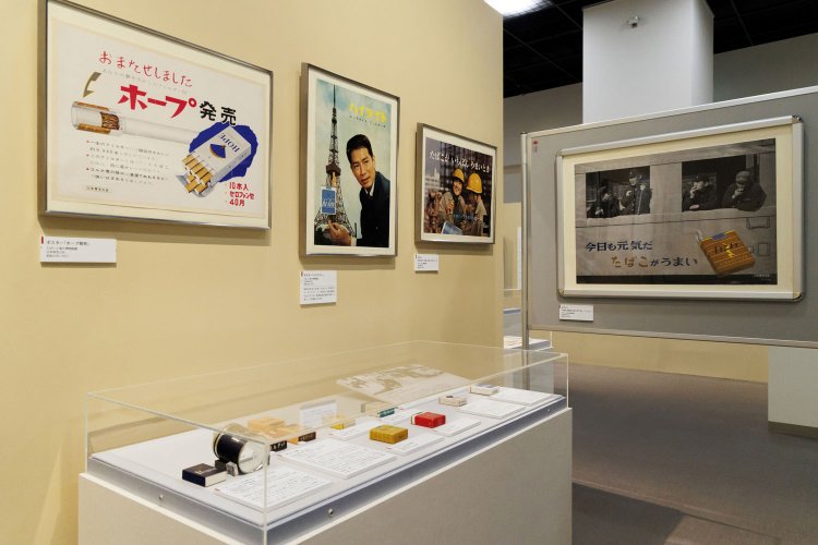 ハイライトのポスター（左から2番目）には、できたばかりの東京タワーをバックに映画スター、夏木陽介さん（当時22歳）がスーツ姿で登場。