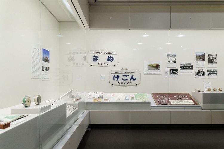 デラックスロマンスカーとして運行していた「きぬ」や「けごん」のヘッドマークも。