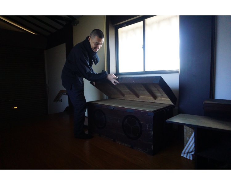 ご本堂の渡り廊下には、天璋院篤姫をはじめ、代々の徳川家正室から奉納されたという長持が。