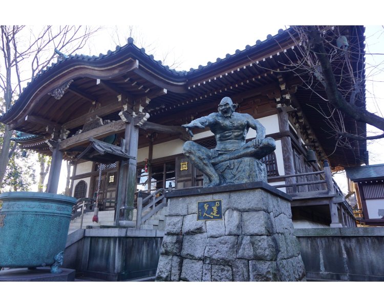 祖師堂前には、長崎の平和記念像で知られる北村西望（せいぼう）が製作した日蓮聖人像が。