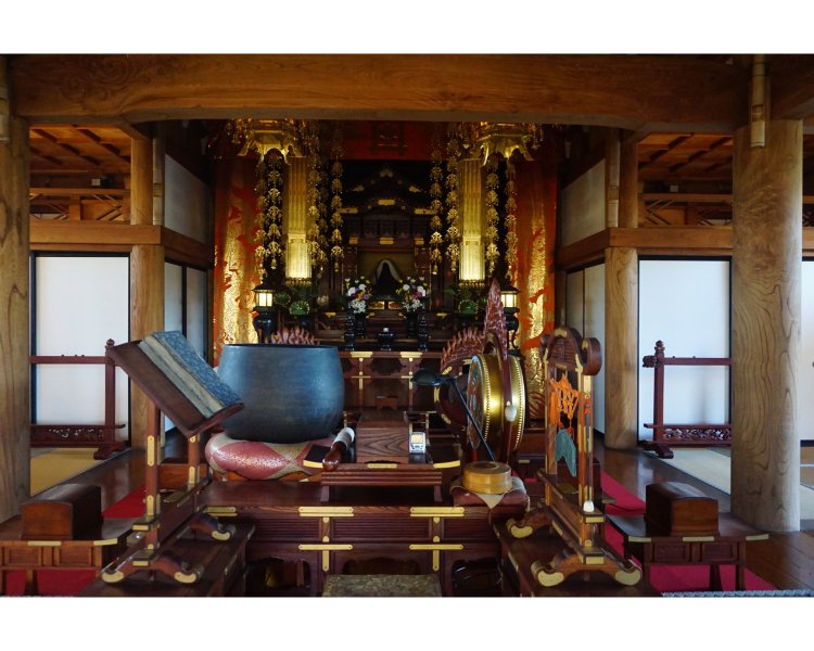 日蓮聖人を祀る総ケヤキ造りの祖師堂。鎌倉時代の日高（にちこう）上人の手によるお像に日蓮聖人が署名したとも、天正13年（1585）当時の住職が署名したとも伝わる。