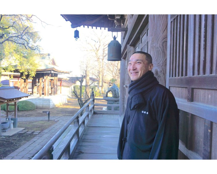 毎朝6時からそれぞれのお堂の戸を開け放ち、太鼓を叩いてお題目を唱え、朝のお勤めを行っている。「どうぞお参りください」と戸田さん。