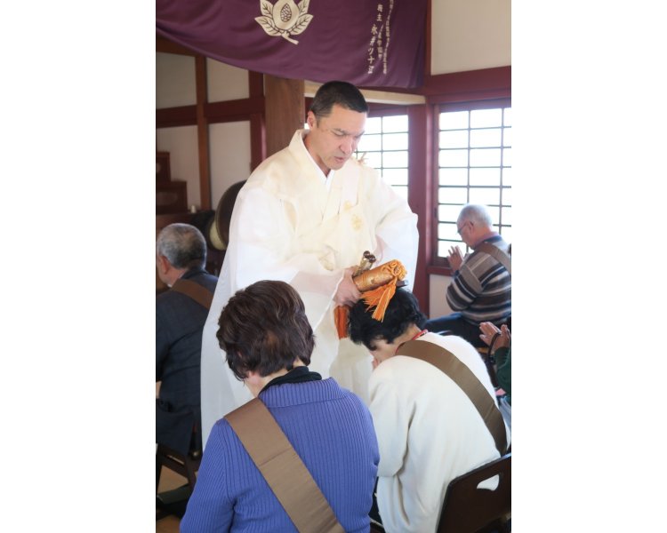 団扇太鼓（うちわだいこ）を鳴らしながらお題目を唱える信行会（しんぎょうかい）では、住職によるご祈祷のほか法話やお茶会も（毎月8日13時より、檀信徒以外も歓迎。写真／妙福寺）。