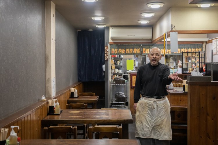 27歳で店を構えた地元出身の店主・立澤幸雄さんが夫妻で営む。「受け継いだ味を実直に、この一杯に」。