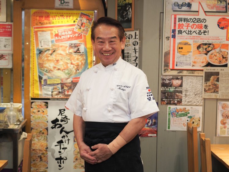 尼崎あんかけチャンポンを全国へ発信すべく発足した「尼崎あんかけチャンポン事務局」の顧問も務める、店主の赤星典秀さん。「長崎の味と関西の出汁文化の融合です！」。