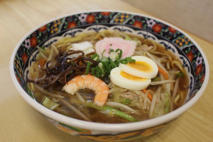 特製ちゃんぽん700円。 味つけは県内の蔵が醸した醬油で。エビやイカなど具材は豊富。