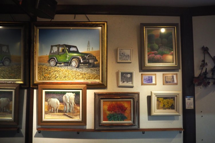 店に飾られた絵はオーナーの菅野操（みさお）さんが描いたもの。その繊細なタッチは必見！