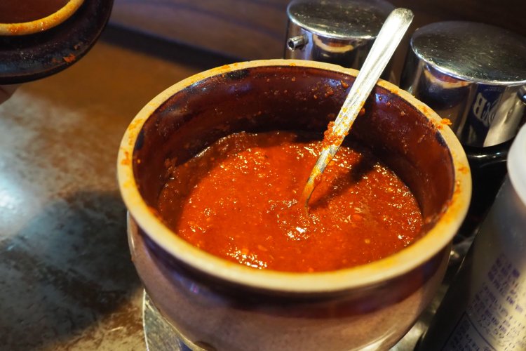 卓上のラージャンも店オリジナルブレンド。味変すれば、ピリ辛でさらに体が温まる。